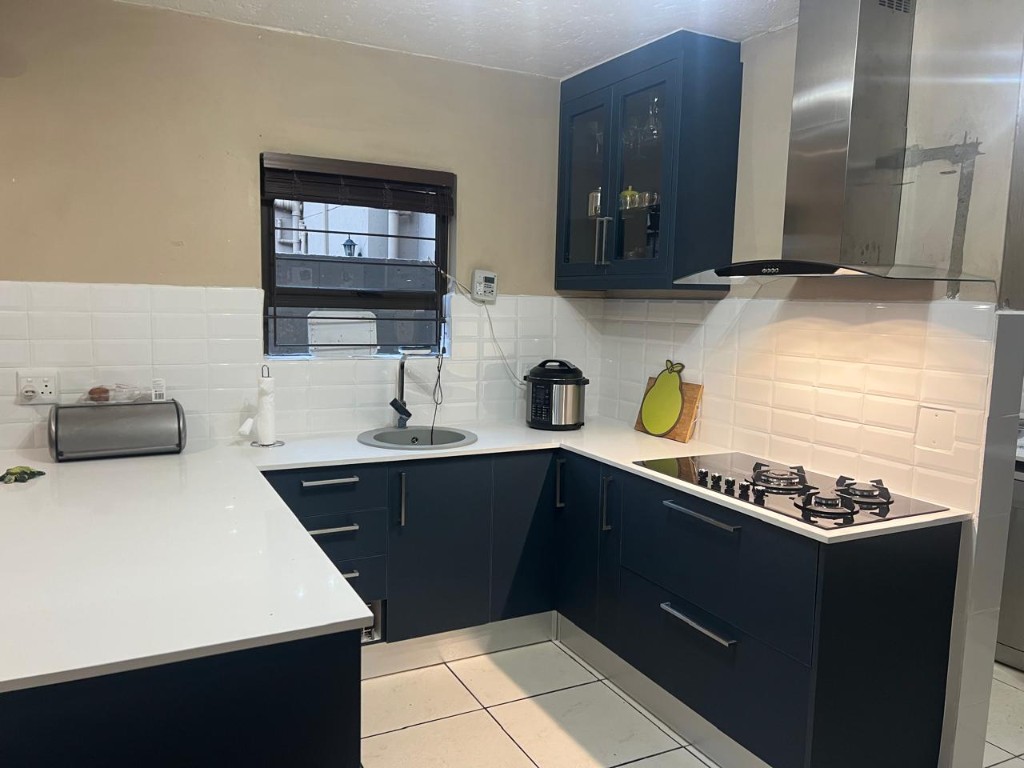 Kitchen layout with peninsula and extractor hood